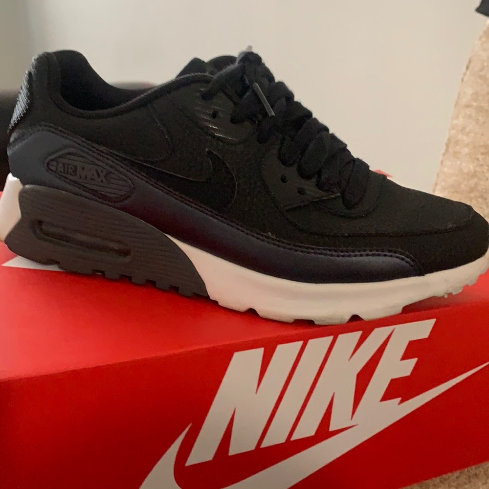 Nike Womens airmax 90 black in Excelent condition whit 📦 box